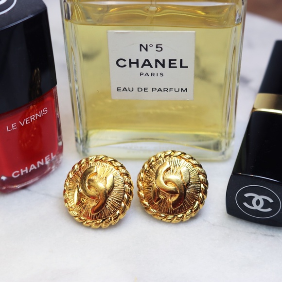 Chanel CC Logo Gold Plated Earrings ~ Vintage Chanel Clip-on Earrings ~ EUC - Picture 9 of 16